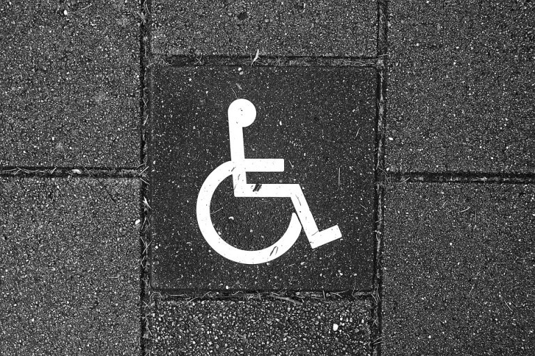Rollstuhl schieben